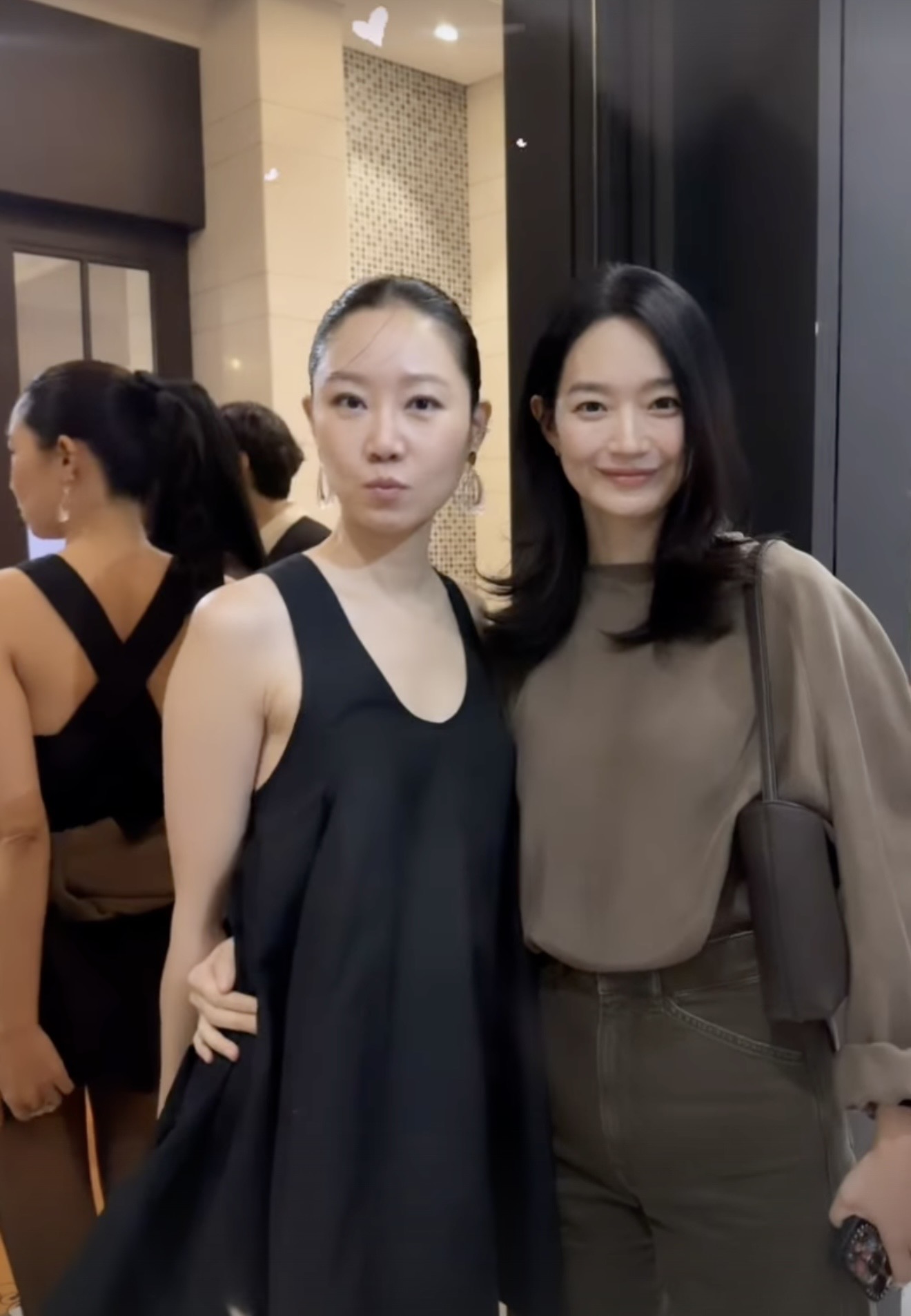 더로우 알마 바게트백 신민아착용
