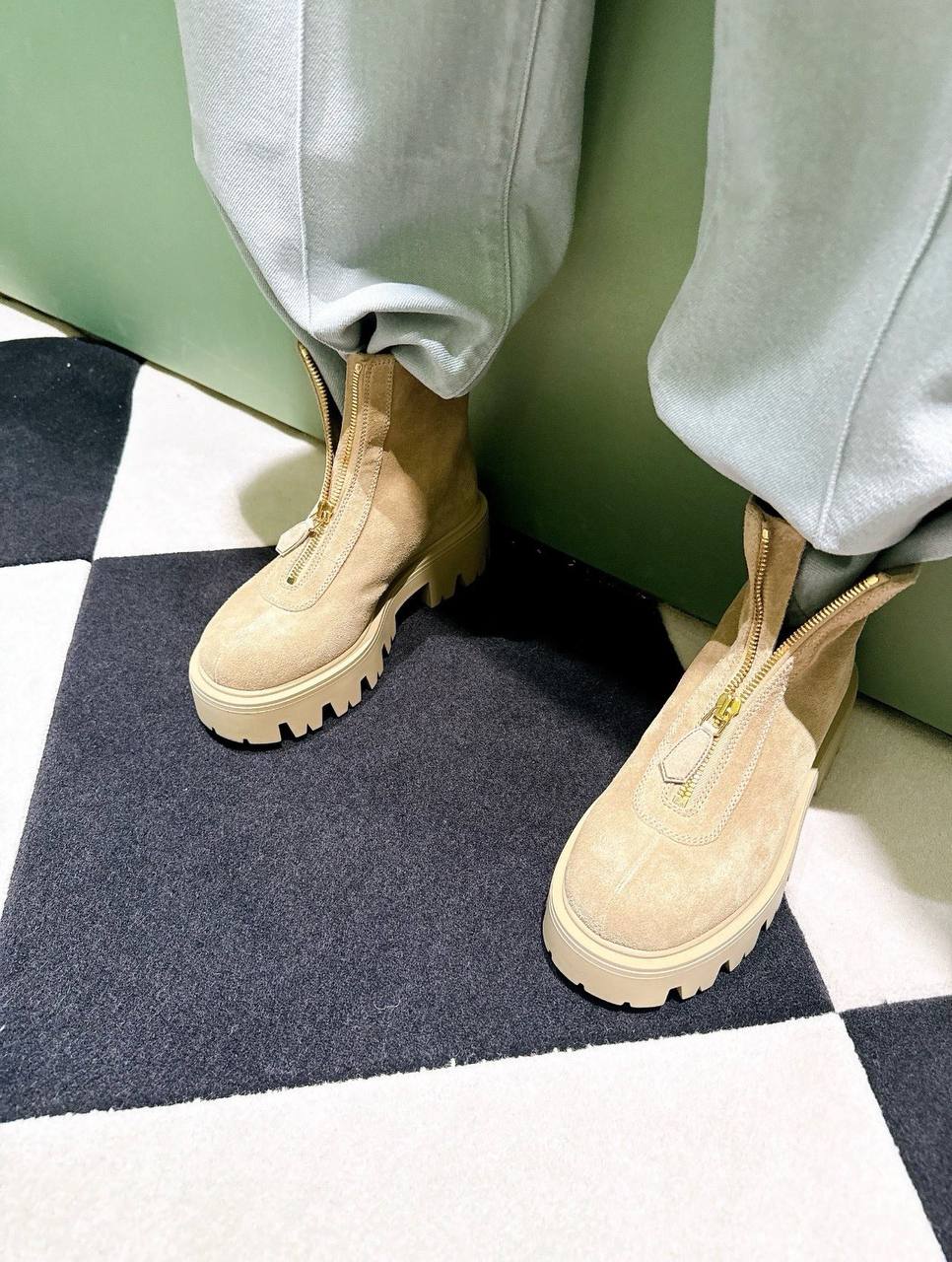 프라다 스웨이드 집업 부츠
